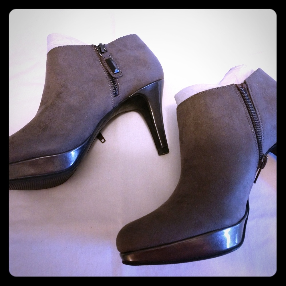 Women's Liz Claiborne Gray Suede Ankle Boot